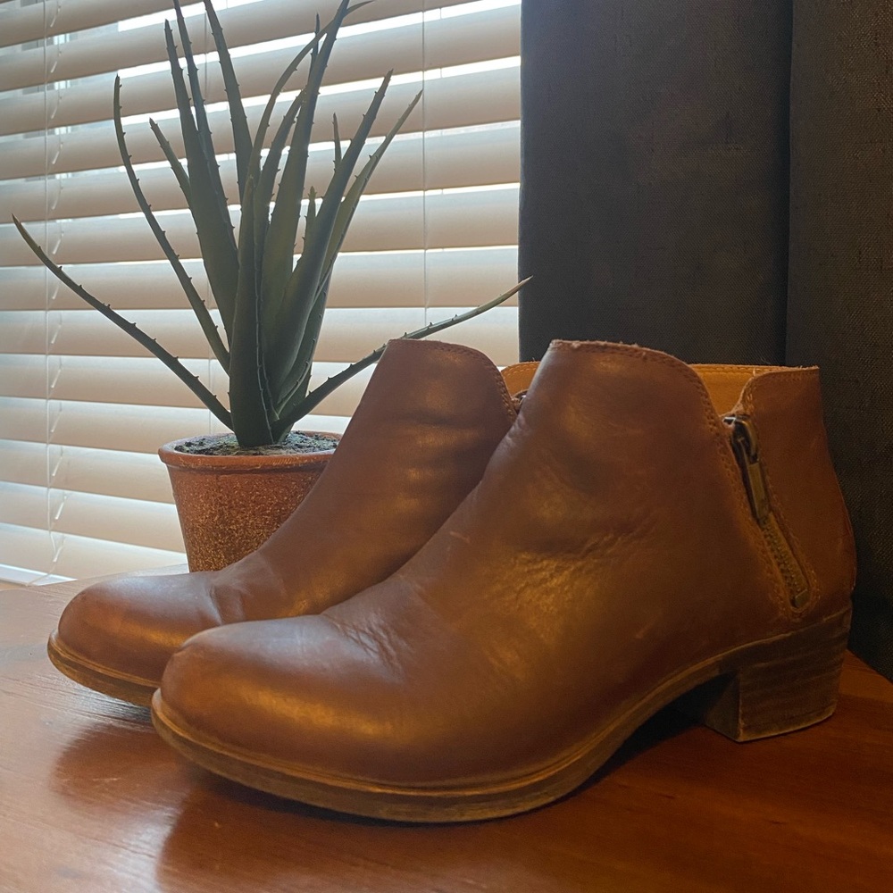 Lucky Brand | size 6 | leather upper ankle booties | man made lining and sole